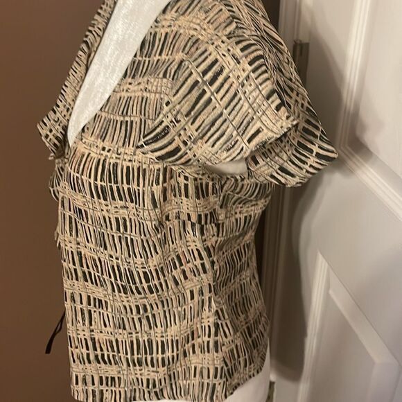 BCBG Maxazria Black&Tan Wrap Blouse Size 6 EUC - Picture 4 of 7